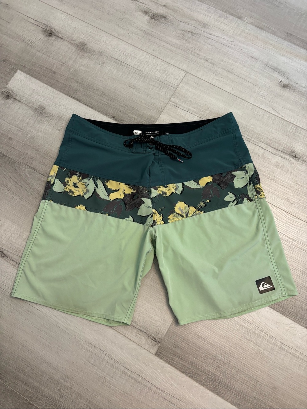 Quiksilver DryFlight Floral Colorblock Board Shorts Men’s Size 36 Swim Trunks